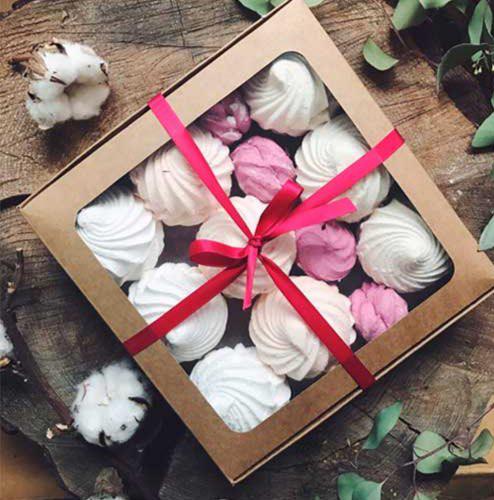 Подарок девушке на 14 февраля - сладкий набор макарунс Киев, макаруны