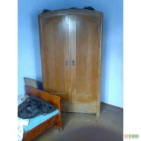 Старинная мебель: шкаф, бамбетель, сундук. Вышивка, картины, глиняные кувшины и другое
