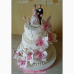 Свадебный торт с белыми орхидеями фаленопсис, узорами и статуэткой жениха и невесты