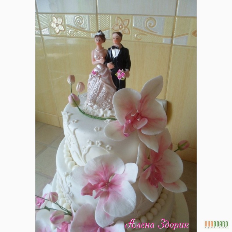 Фото 4. Свадебный торт с белыми орхидеями фаленопсис, узорами и статуэткой жениха и невесты