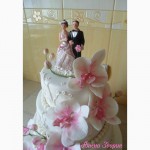 Свадебный торт с белыми орхидеями фаленопсис, узорами и статуэткой жениха и невесты