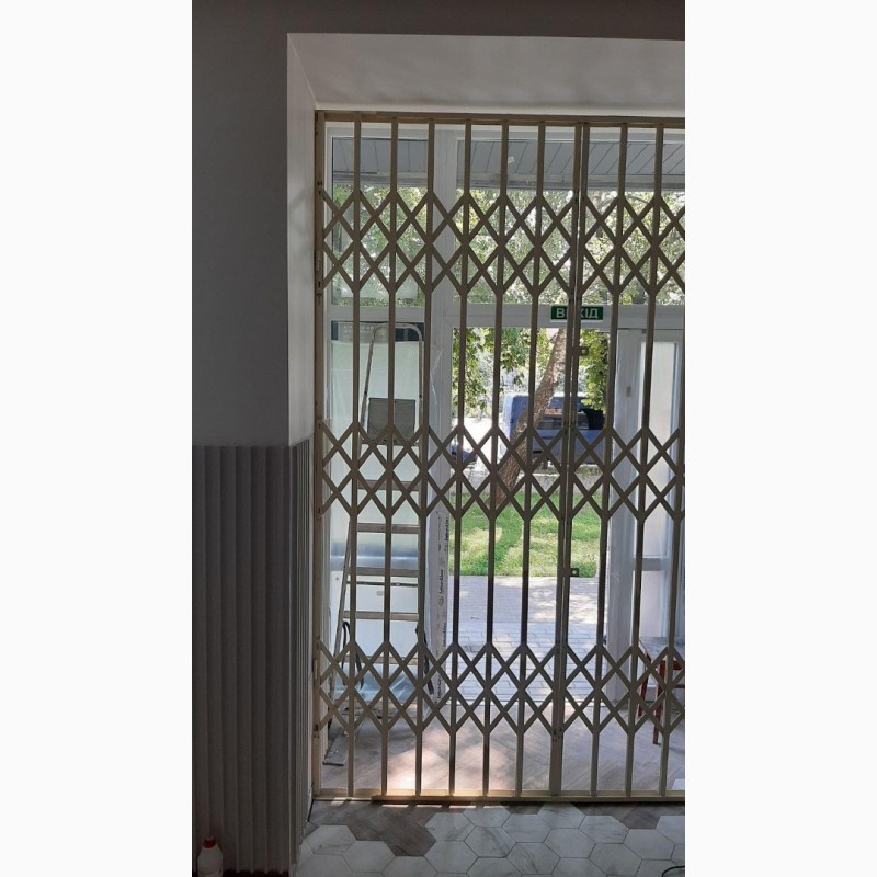 Фото 6. Розсувні решітки металеві на вікна, двері, вітрини