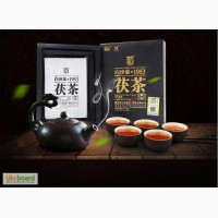 Черный Фу-чай в форме прессованного кирпича с золотыми цветами, упаковка 318 грамм