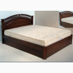 Роскошная двуспальная деревянная кровать с резьбой в изголовье