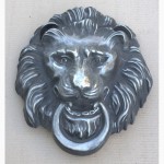 Барельеф - голова «Лев с кольцом»