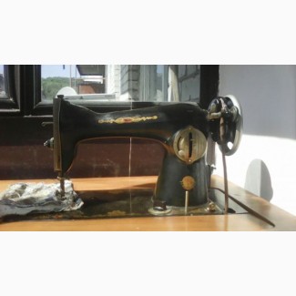 Швейная машинка ПМЗ с ножным приводом и столом-тумбой