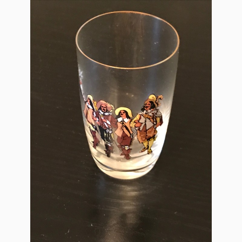 Фото 2. Набоp стеклянных стаканчиков с изображением 4-х мушкетеров