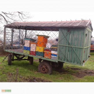 Продам пчелоприцеп на ЗИЛовской базе, с комнатой для отдыха, с документами.