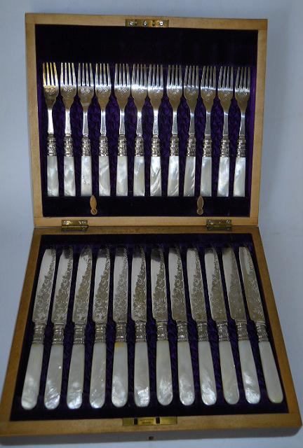 Фото 2. Набор старинных перламутровых ножей и вилок JE SS (Джозеф Эллиот и сыновья)-Англия