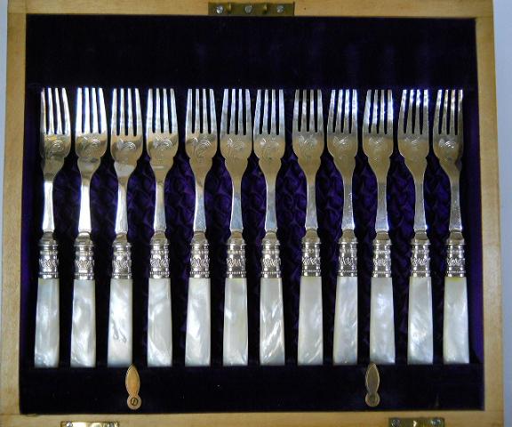 Фото 6. Набор старинных перламутровых ножей и вилок JE SS (Джозеф Эллиот и сыновья)-Англия