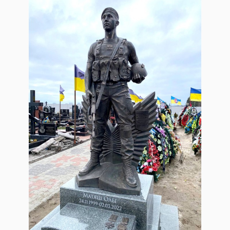 Фото 7. Памятники скульптуры и надгробия на заказ для военных солдат под заказ