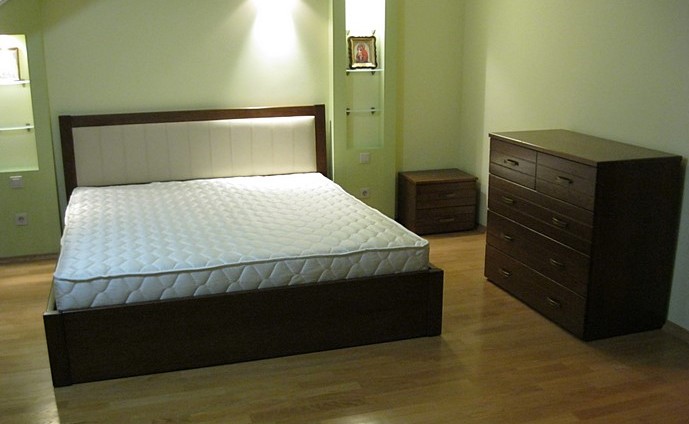 Фото 3. Дубовая двуспальная кровать Алика с мягкой обивкой