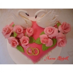 Торт с лебедями и розами