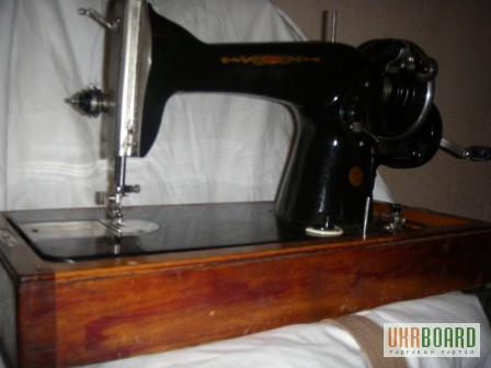 Фото 2. Старинная швейная машинка