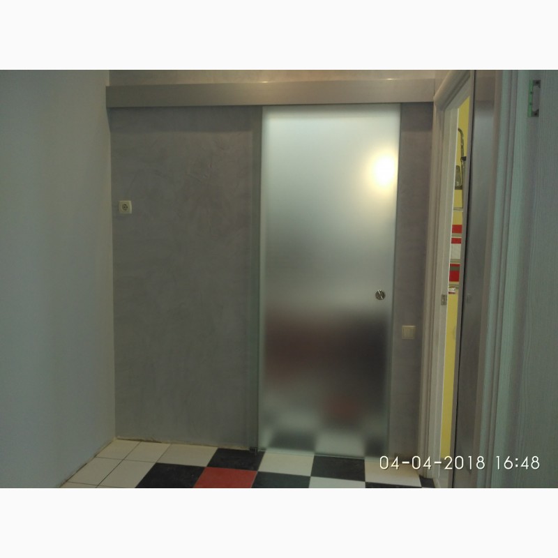 Фото 3. Стеклянные двери раздвижные для ванной комнаты