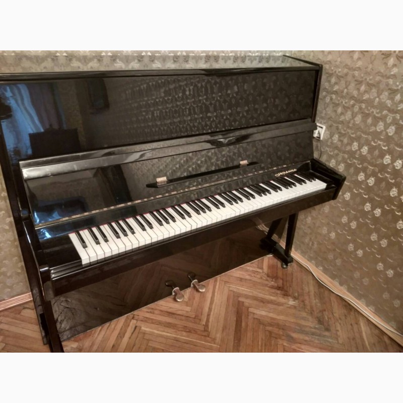 Купить украина б. Продается фортепиано. Пианино Украина. Пианино б/у. Фортепиано б у.