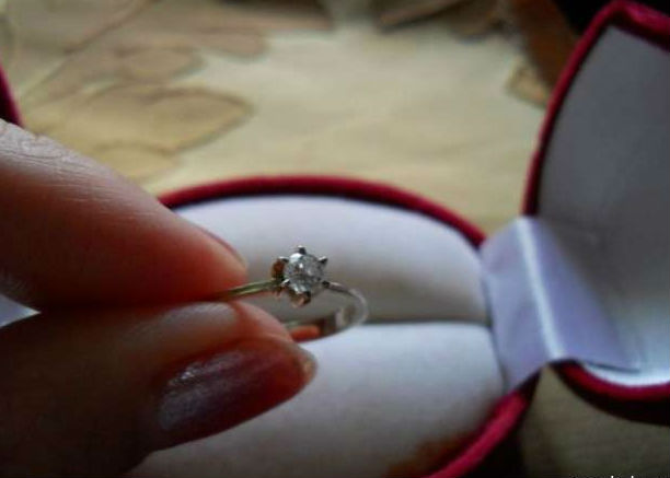Классическое кольцо с бриллиантом, белое золото