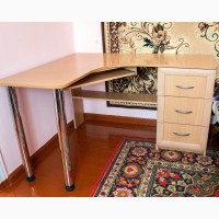 Продам стол письменный - компьютерный, угловой, трехтумбовый б/у