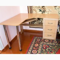 Продам стол письменный - компьютерный, угловой, трехтумбовый б/у