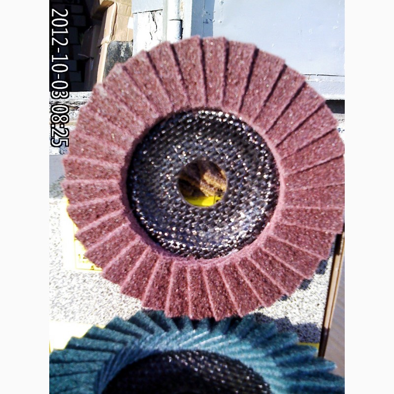 Фото 4. Шлифовальный лепестковый круг из скотчбрайта Klingspor SMT 800 по металлу