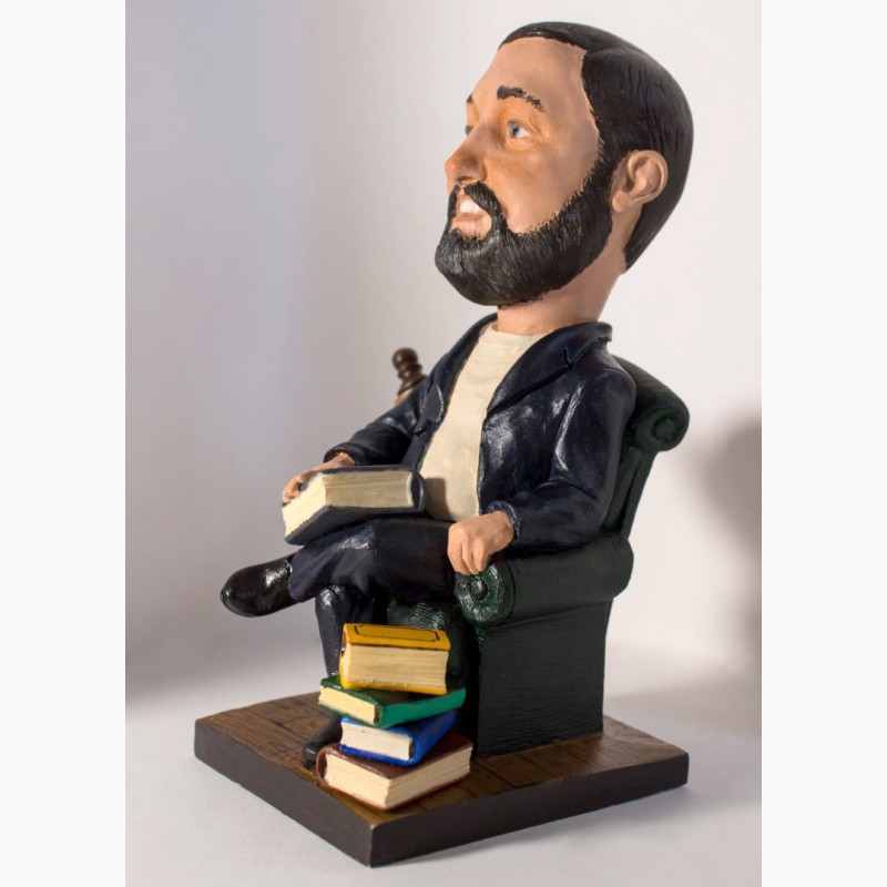 Фото 4. Шаржевая статуэтка человек с книгами. Шаржевые статуэтки под заказ