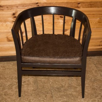 Деревянное кресло с мягким сидением