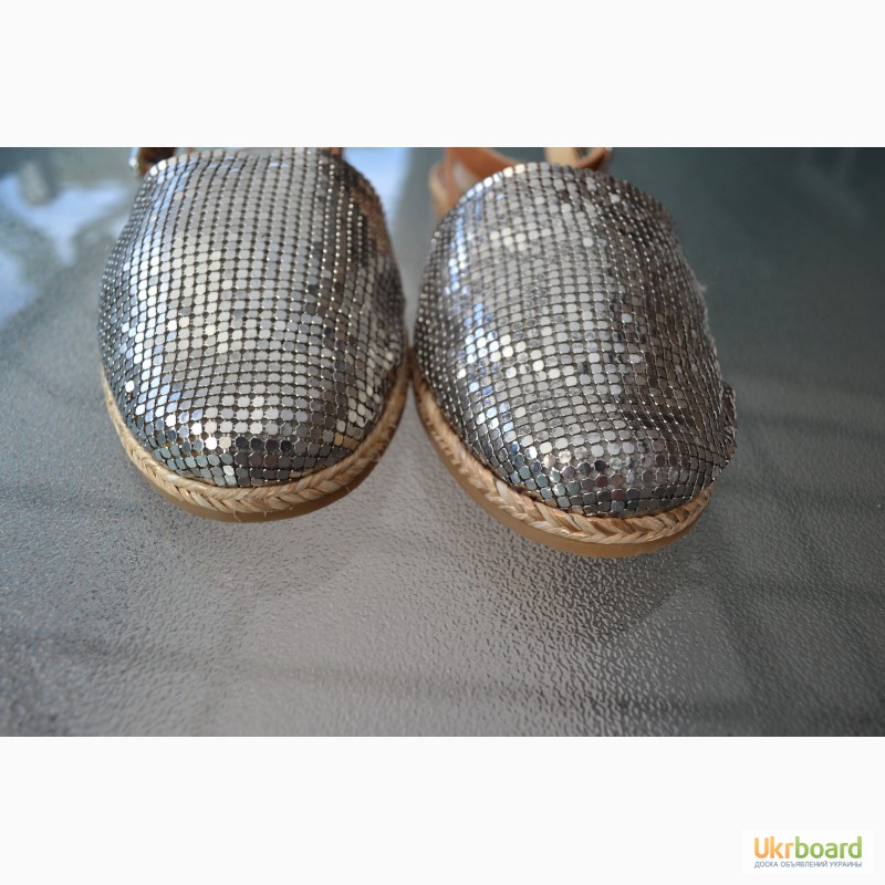 Фото 12. Босоножки stuart weitzman armor silver slide sandals, ор