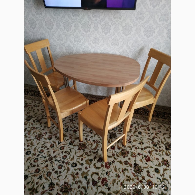 Продам кухонные, деревянные стол и 4 стула