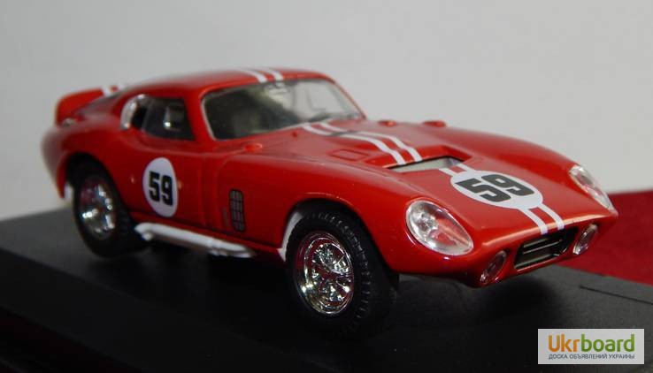 Фото 5. Модель Shelby Cobra Daytona Coupe 1965г. На подставке. 1:43