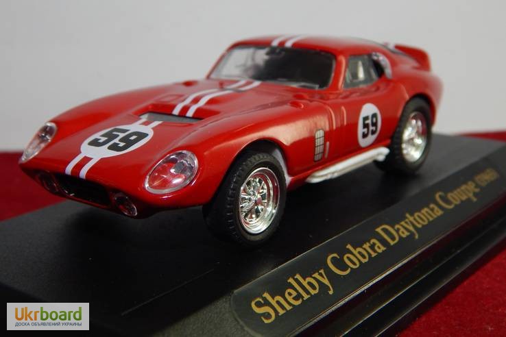 Фото 6. Модель Shelby Cobra Daytona Coupe 1965г. На подставке. 1:43