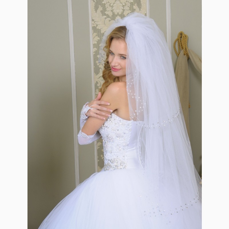 Фото 2. Пышное свадебное платье белого цвета