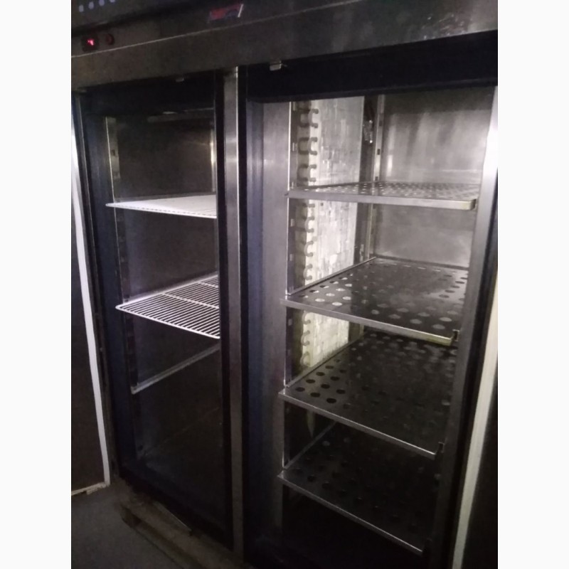 Фото 2. Холодильный шкаф с глухой дверью