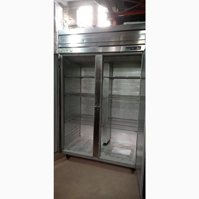 Фото 5. Холодильный шкаф с глухой дверью