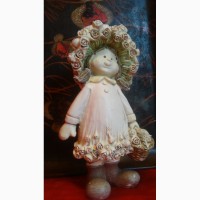 Продаю старую статуэтку Девочка с корзикой цветов