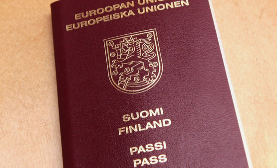 Фото 2. Паспорт Польши, Финляндии, Румынии. Гражданство Евросоюза