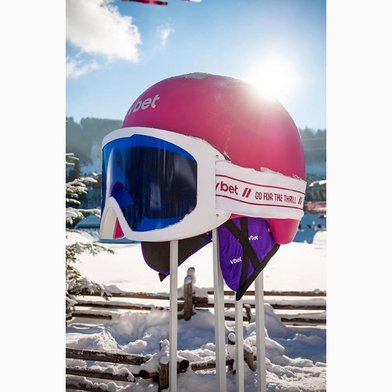 Фото 3. Гигантские горнолыжные шлемы. Объёмные рекламные фигуры из пластика для фотозоны