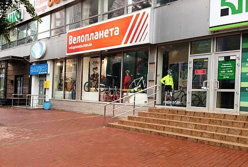 Фото 4. Магазин в Киеве. Удобная транспортная развязка и большой транспортный трафик по улице