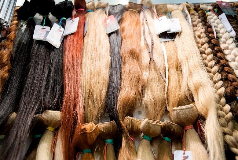 Где можно купить натуральную волос. Искусственные пряди для волос. Накладные волосы. Натуральные волосы. Натуралныеволосы.