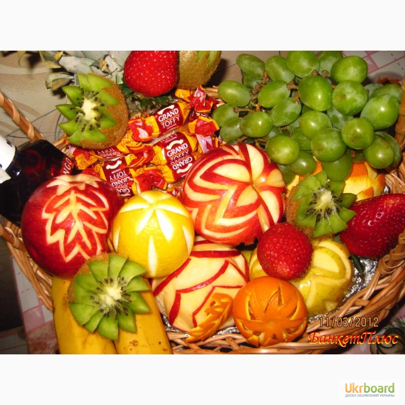 Фото 10. Эксклюзивная корзинка из фруктов и конфет с элементами карвинга