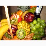 Эксклюзивная корзинка из фруктов и конфет с элементами карвинга