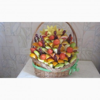 Эксклюзивная корзинка из фруктов и конфет с элементами карвинга