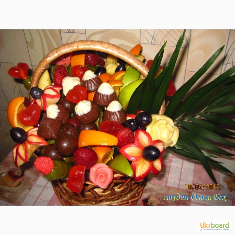 Фото 3. Эксклюзивная корзинка из фруктов и конфет с элементами карвинга