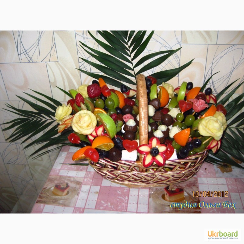 Фото 4. Эксклюзивная корзинка из фруктов и конфет с элементами карвинга