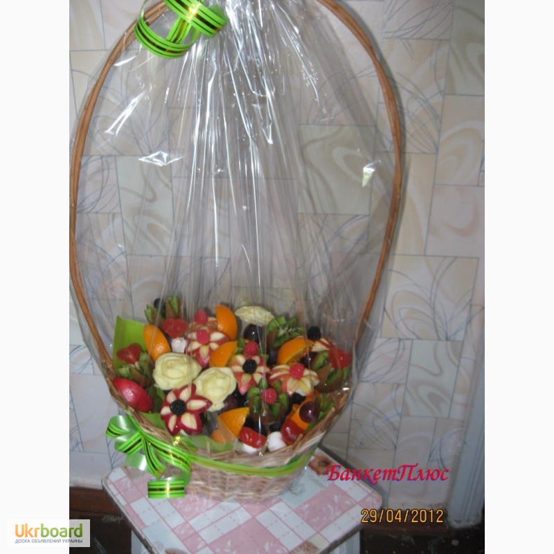 Фото 5. Эксклюзивная корзинка из фруктов и конфет с элементами карвинга