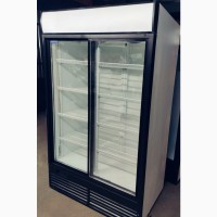 Одно и двухдверный холодильный шкаф - витрина стекло. Вид почти идеал